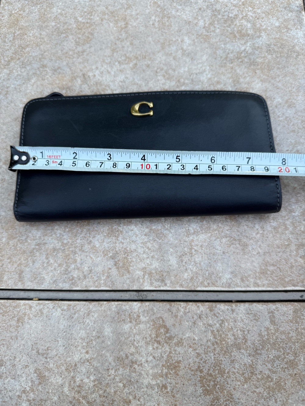 Coach Black Leather Wallet with Gold 'C' Emblem - Picture 4 of 12